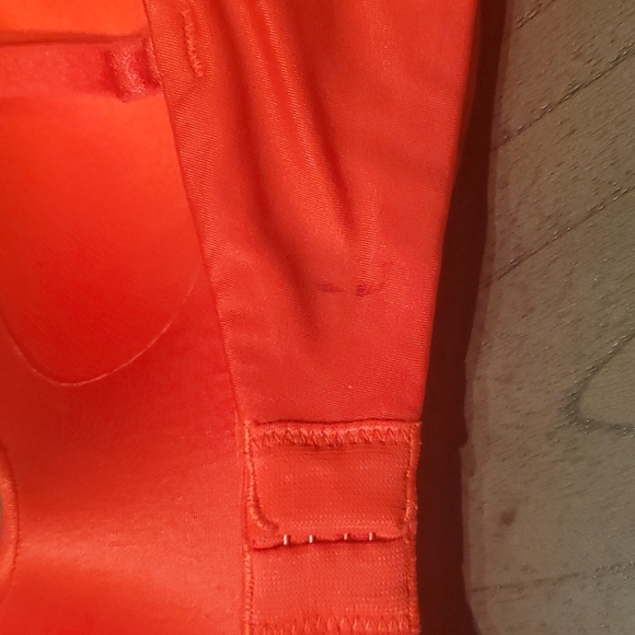 Victoria's Secret Wireless Push-Up Bra w/ Lace Details, Red, 32D - Picture 5 of 9